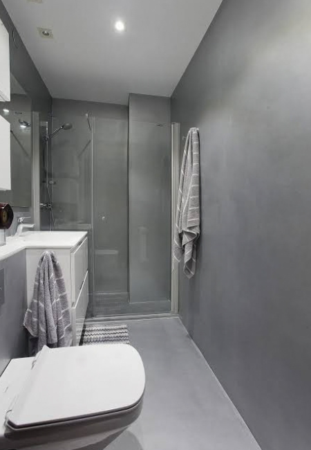 Baño con gris microcemento