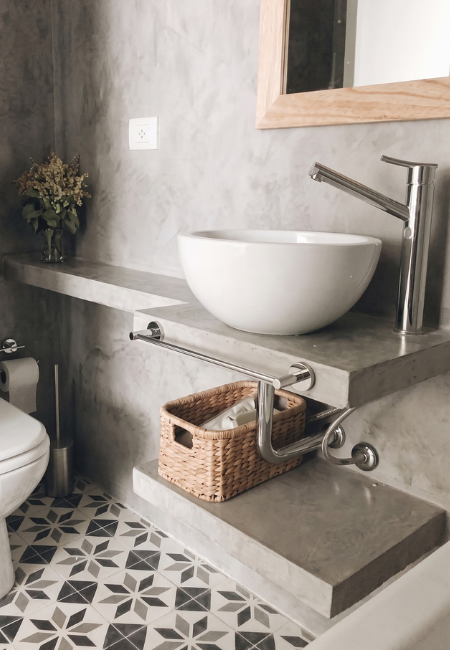 Detalle de microcemento para baños